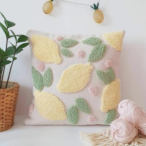 Всем любителям уюта в доме - подушки с удивительными украшениями, выполненными в ковровой технике. 05