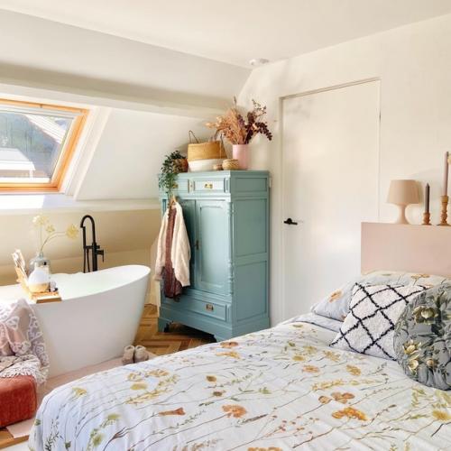 Скандинавский интерьер дома с весенней пастельной гаммой и ванной в спальне. 08