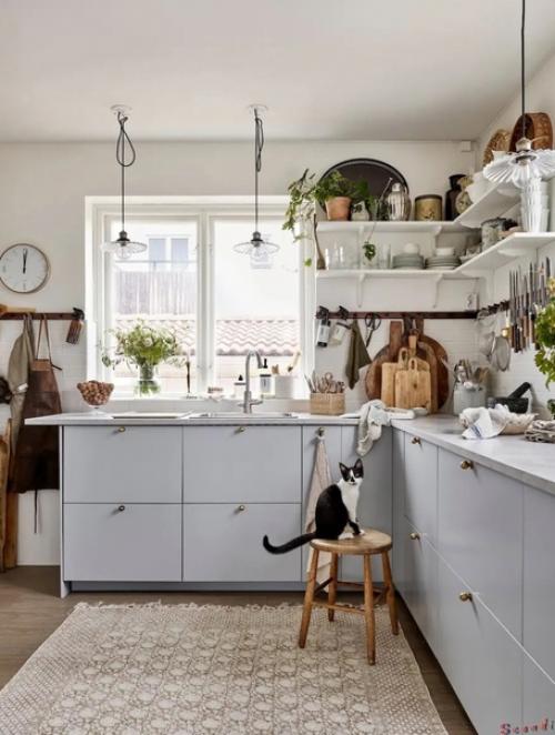 Добро пожаловать в очаровательный скандинавский дом с красивой мебелью, стильным декором и сказочными обоями с гусями в детской комнате. 02