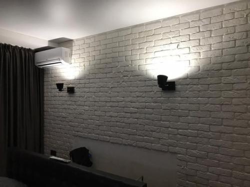 Сделать имитацию кирпичной кладки в спальне своими руками - легко! 03