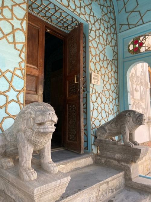 Уже год как выпустился из университета и с тех пор скучал разве что по павлинам, которые мирно гуляли на заднем дворе главного корпуса. 06