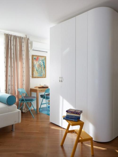 Интерьер квартиры 31 м (с балконом 34 м) в Москве для женщины ученого - богослова. 02