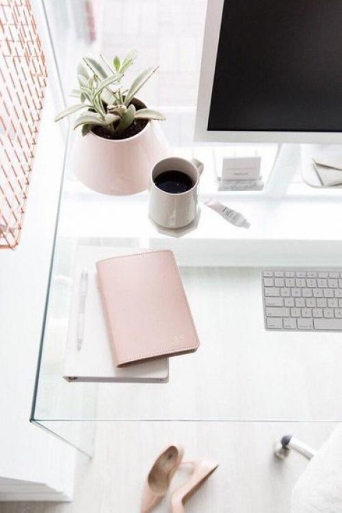 Стеллажи с книгами, дубовый стол и кожаное кресло подойдут для мужского кабинета. 01