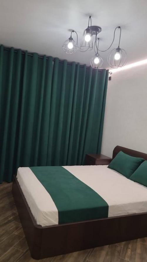 Шторы и покрывало создают гармоничную композицию, словно два полотна одного шедевра. 02