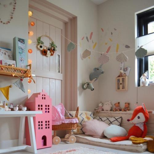 Скандинавский интерьер дома с весенней пастельной гаммой и ванной в спальне. 03