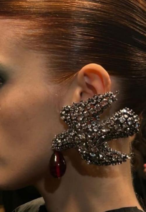 На показе женской зимней коллекции сен Лоран (Saint Laurent) 2026 года украшения стали одним из самых ярких элементов коллекции. 08