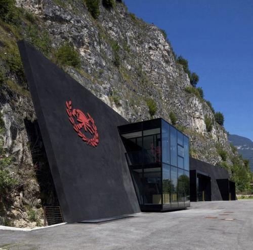 Пожалуй, самая необычная в мире действующая пожарная часть находится в северной Италии в такую мы бы заступили! 01