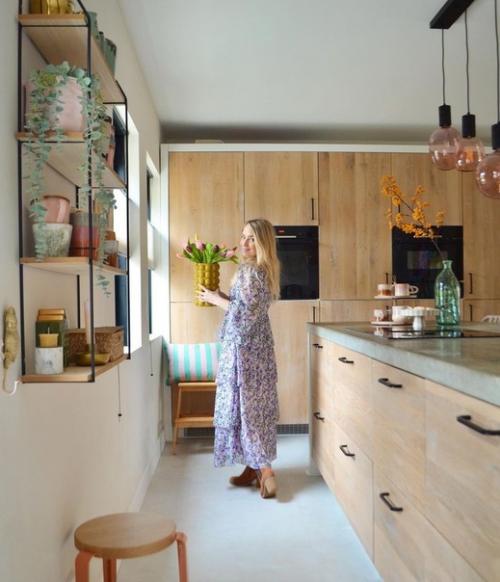 Скандинавский интерьер дома с весенней пастельной гаммой и ванной в спальне. 04