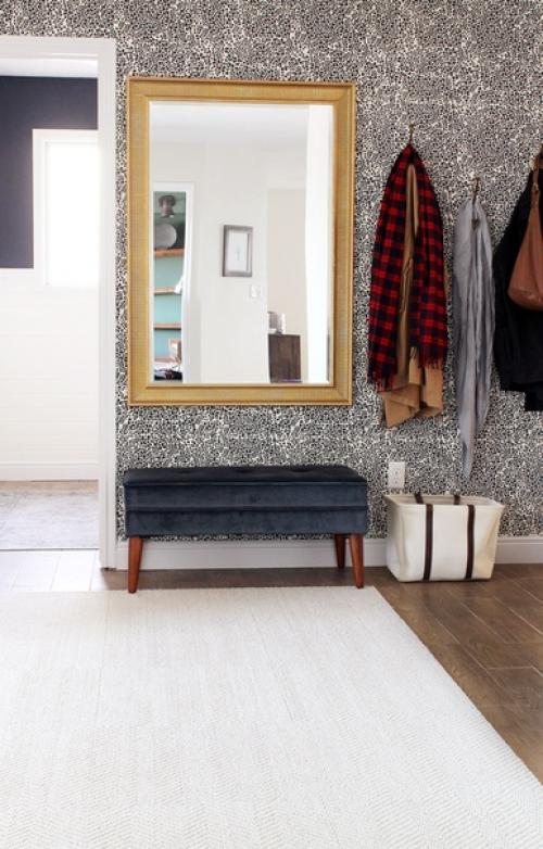 Даже в самой маленькой прихожей, как правило, находится место для зеркала. 07