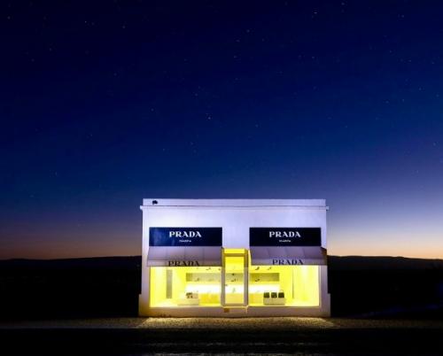 В 2005 году в безлюдной техасской пустыне возник бутик Prada.
