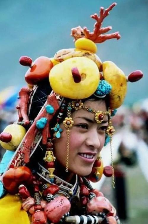 Девушки кочевой народности кхампа (тибет) в традиционных украшениях для праздничных церемоний. 08