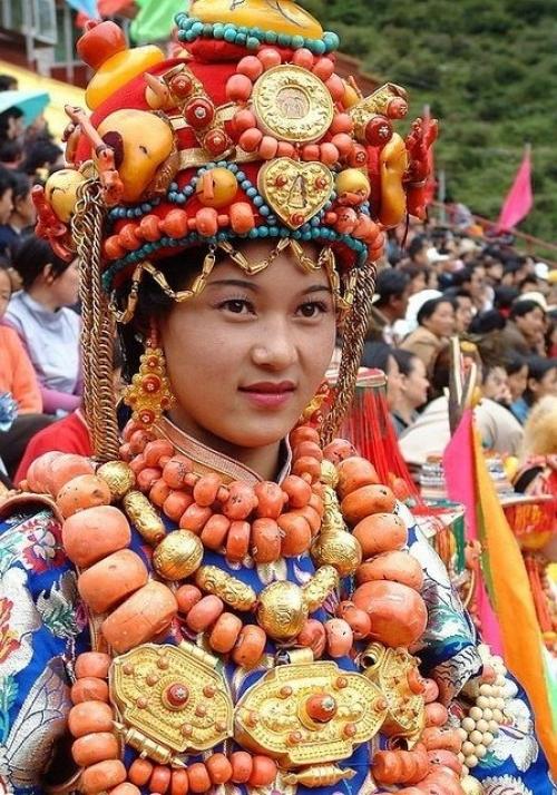 Девушки кочевой народности кхампа (тибет) в традиционных украшениях для праздничных церемоний. 04