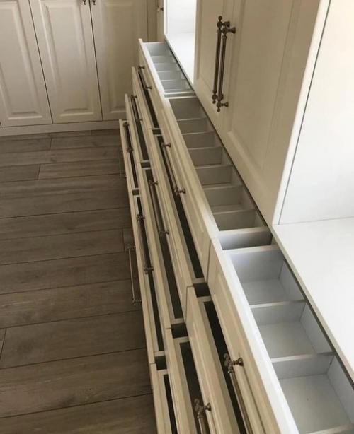 Вот повезло же кому-то с размерами квартиры целая огромная комната - шикарная гардеробная для большой семьи! 04