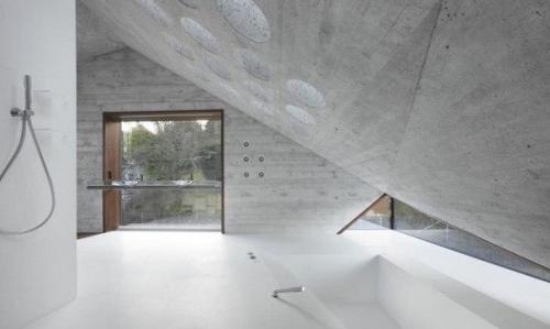 В большинстве случаев здания из стекла и бетона выглядят невыразительно и скучно, но немецкие архитекторы опровергли это утверждение. 02