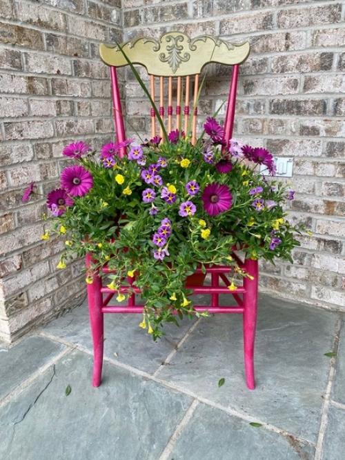 Клумба из стула своими руками для сада и дачи. 02