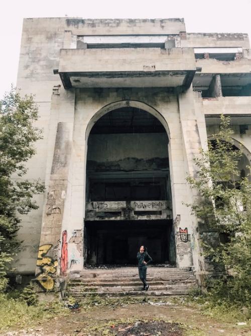 Это удивительное сооружение находится в лесу в тверской области недалеко от Калязина. 01