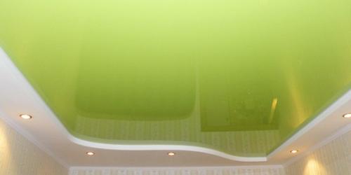 Зеленый глянцевый потолок: необычное дизайнерское решение. 01