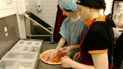 Сегодня мне представилась уникальная возможность примерить на себя роль официального управляющего пиццерией Додо. 02