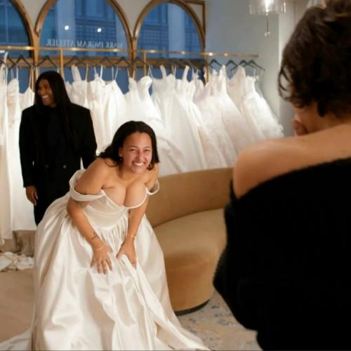 Обычная пара: невеста по имени Александра и её жених подали заявку на кастинг для примерки свадебного платья в рамках промо фильма A24.

