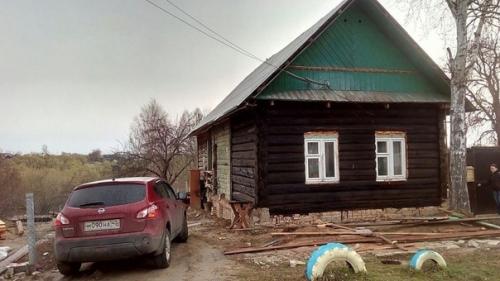 Обновили домик своими руками.