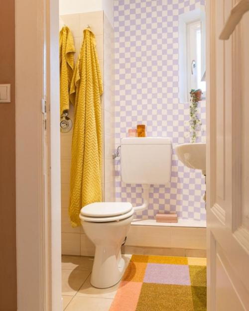 Яркая скандинавская квартира с модным шахматным принтом в ванной. 02
