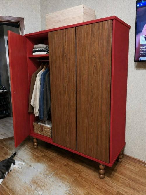 Здравствуйте!  С новой квартирой нам достался старый советский лакированный шкаф в изысканном тараканьем цвете. 06