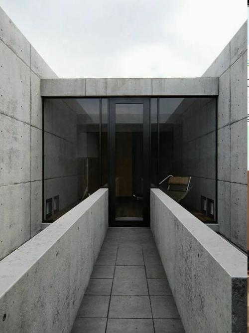 В 1976 году архитектор Тадао Андо спроектировал дом Адзума в сумиёси, Осака. 02