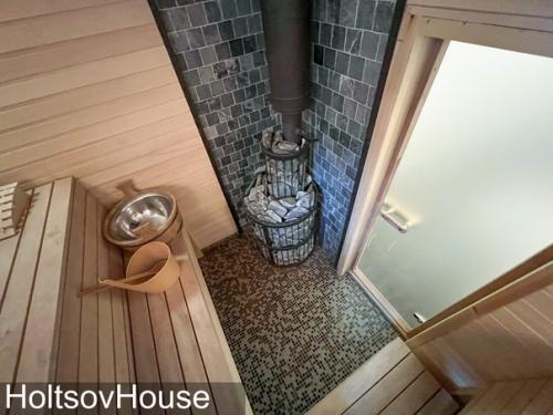 Такие светлые и в то же время яркие интерьеры получились у хозяев этого домика! 09