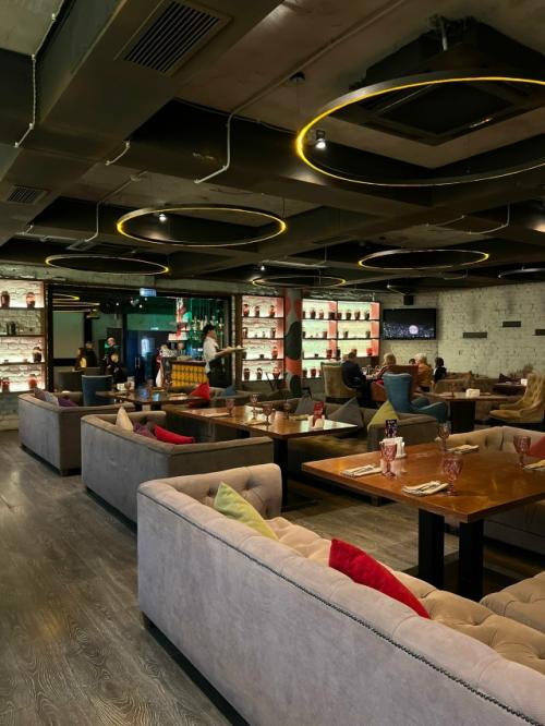 У нас уже давно есть любимый семейный ресторан, в котором для детей игровая, и вкусная кухня. 04