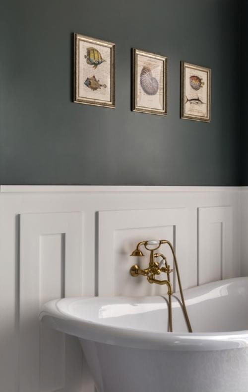 Сочетание цветов и материалов - отличный инструмент для преображения небольшого пространства ванной комнаты. 01