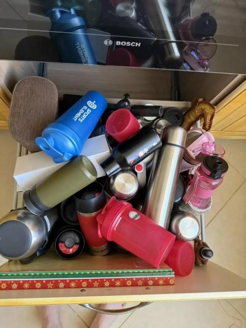 Добралась я тут до одного ящичка на кухне, а там клад, ящик с термосами и термокружками, причем разными, большими и маленькими, старыми и новыми. 01