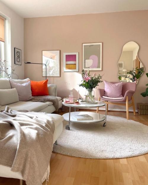 Бежево - розовая гостиная с интересной зоной рабочего стола и маленькой библиотекой. 02