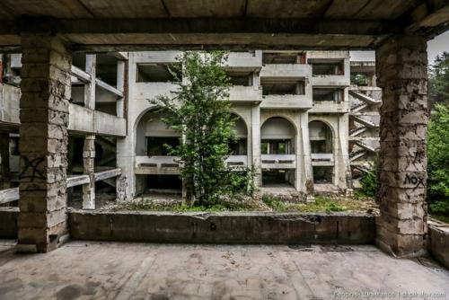 Это удивительное сооружение находится в лесу в тверской области недалеко от Калязина. 07