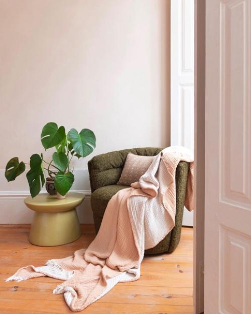 Яркая скандинавская квартира с модным шахматным принтом в ванной. 08