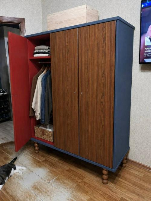 Здравствуйте!  С новой квартирой нам достался старый советский лакированный шкаф в изысканном тараканьем цвете. 03