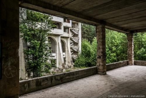 Это удивительное сооружение находится в лесу в тверской области недалеко от Калязина. 03