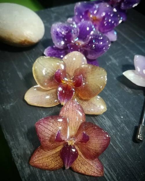 Эти цветы залиты специальной смолой, чтобы сохранить свою красоту на долгие годы. 03