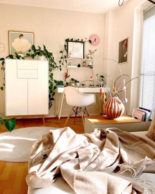 Бежево - розовая гостиная с интересной зоной рабочего стола и маленькой библиотекой. 05