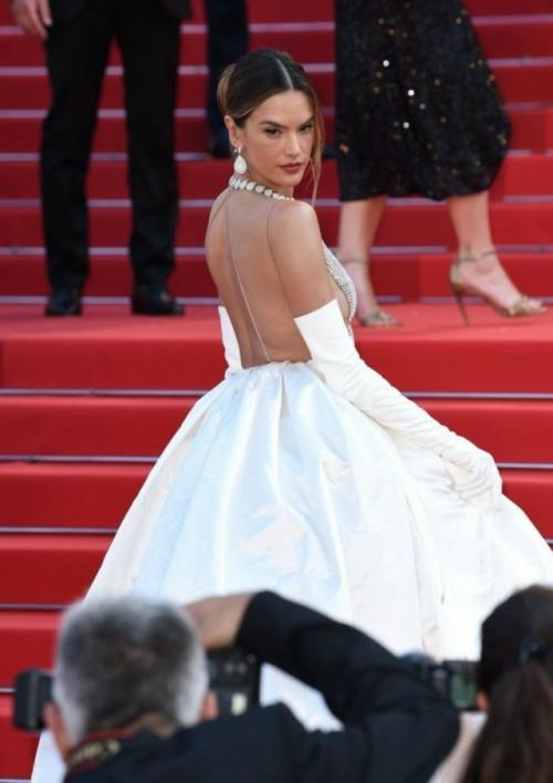 Настоящее Воплощение Гламура: Алессандра амбросио на каннском кинофестивале 2022. 04