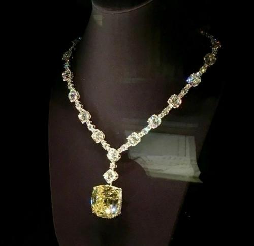 От Одри до Бейонсе: четыре выхода величайшего бриллианта Tiffany. 01