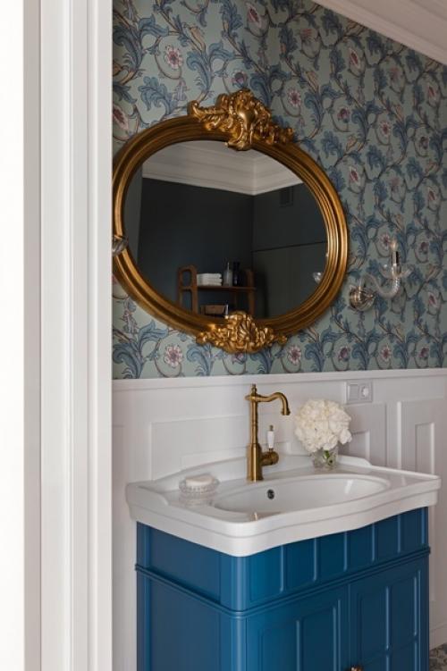 Сочетание цветов и материалов - отличный инструмент для преображения небольшого пространства ванной комнаты. 02