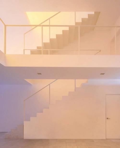 Этот дом решительно заявляет о себе благодаря яркому розовому цвету фасада. 03