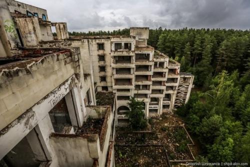 Это удивительное сооружение находится в лесу в тверской области недалеко от Калязина. 05