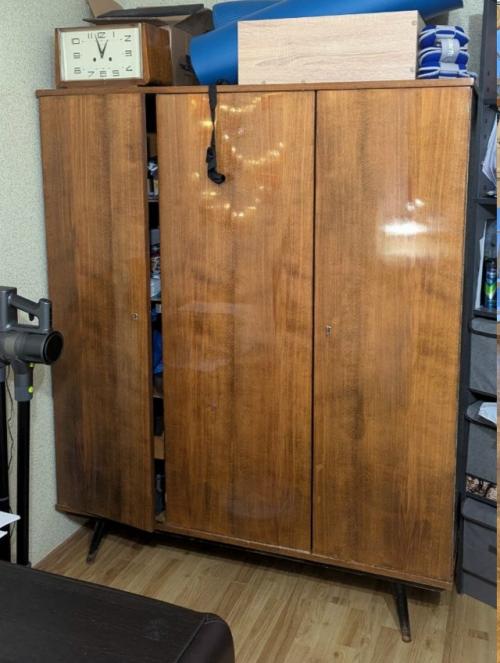 Здравствуйте!  С новой квартирой нам достался старый советский лакированный шкаф в изысканном тараканьем цвете.  