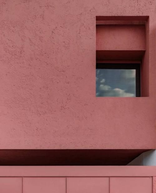 Этот дом решительно заявляет о себе благодаря яркому розовому цвету фасада. 06