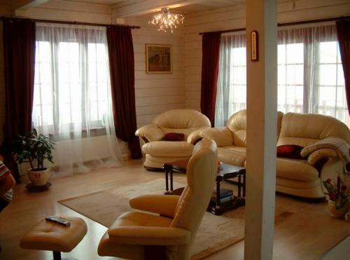 Интерьер гостиной в деревянном доме. 04