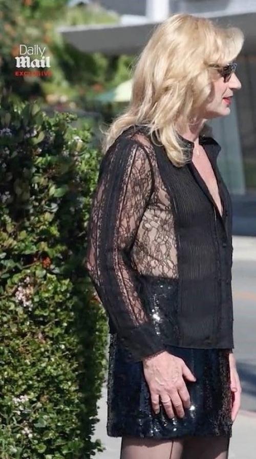 Дэвида духовны заметили на улице в мини-юбке и парике - звучит как повод для шока, но на деле всё проще. 02