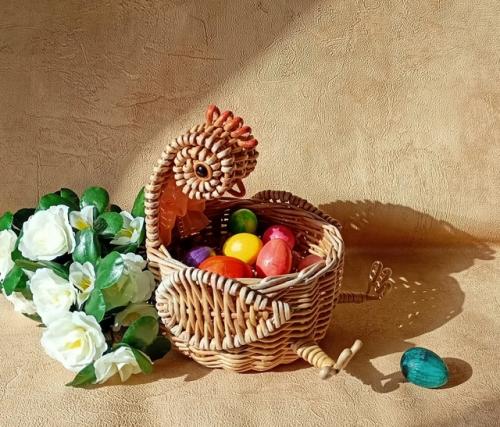 Пасхальная корзинка - курочка из бумажной лозы. 01