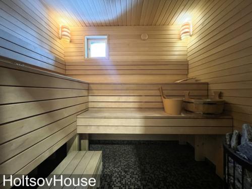 Такие светлые и в то же время яркие интерьеры получились у хозяев этого домика! 08