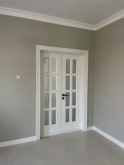 Одним из приемуществ белых дверей является их способность визуально увеличивать пространство. 05